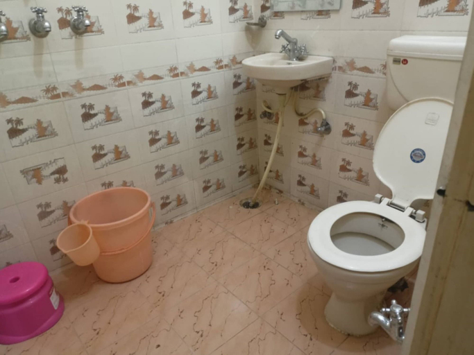 Bathroom, Goroomgo Royal Elite Inn Jalandhar, Jalandhar