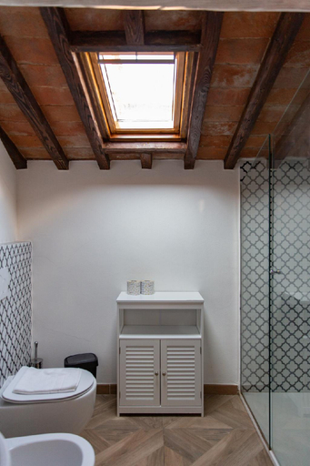 Bathroom 2, Large 2BR Apartment Near Piazza San Marco, Florence