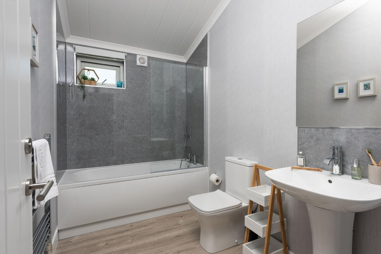 Bathroom 2, Clover Lodge, Hot Tub, Wi-Fi, Devon