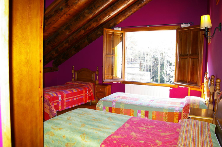 Others 5, Hosteleria Santa Cruz, Huesca