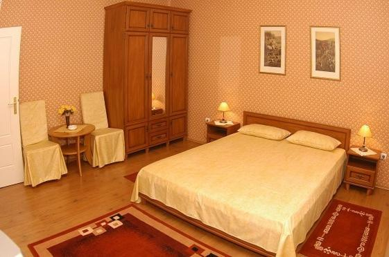 Others 3, Peron, Debrecen