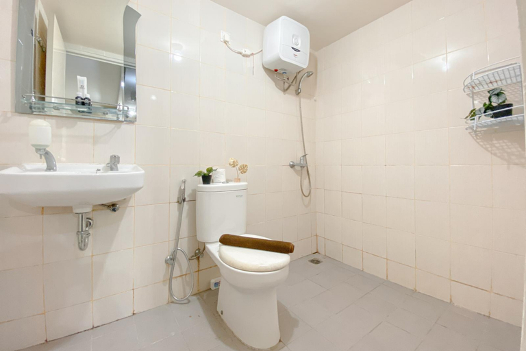 Bathroom 3, Modern Look Studio at Amethyst Apartment By Travelio, Central Jakarta
