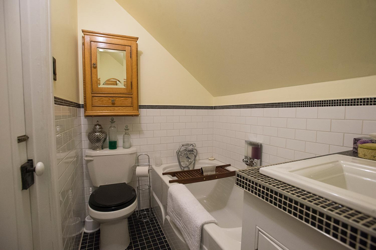 Bathroom 2, Yamachiche P.Q., Maskinongé