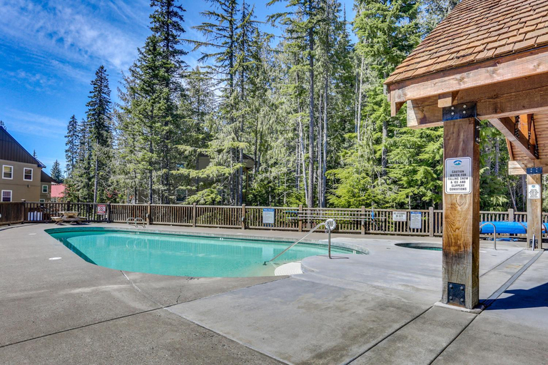 Sport & Beauty, Collins Lake Condo, Clackamas