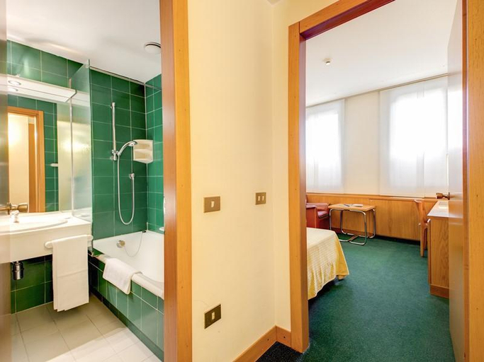 Bathroom 11