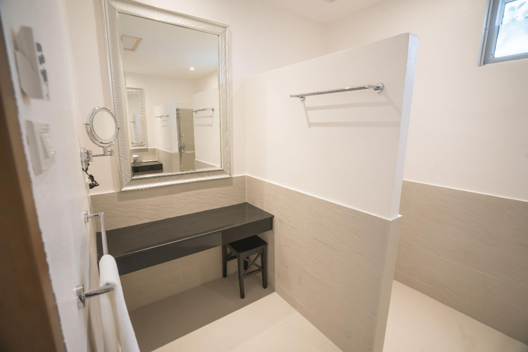Bathroom 13