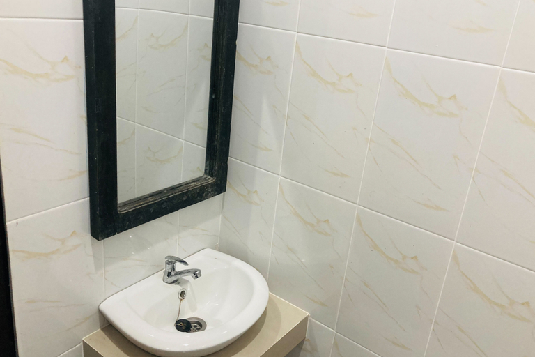 Bathroom 3, RedDoorz near Paragon Mall Semarang 2, Semarang