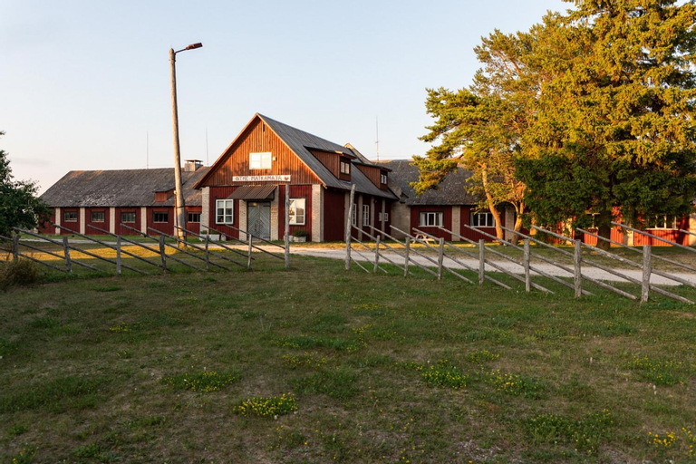 Oitme Hostel, Leisi