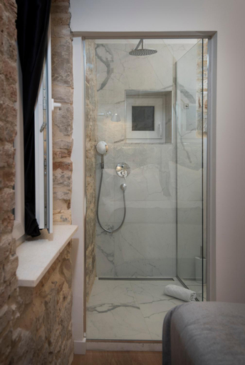 Bathroom 2, Emarkoni, Split