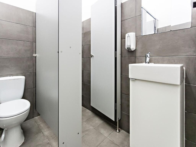 Bathroom 3, Baixa Terrace Hostel, Faro