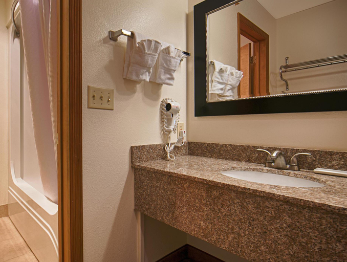 Bathroom, Ridgeline Hotel at Yellowstone, an Ascend Collection Hotel, Park