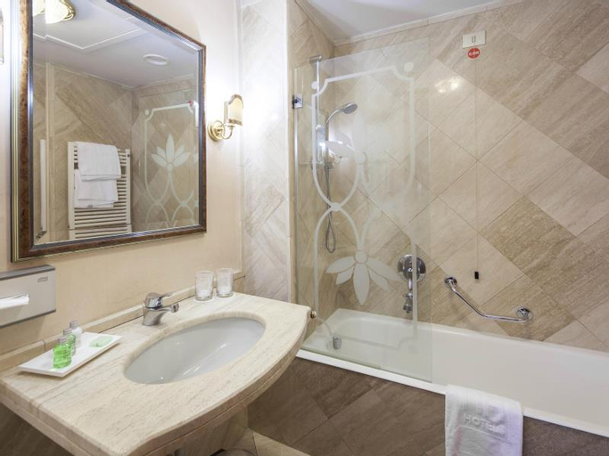 Bathroom 11