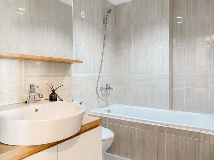 Bathroom 5, Spacious and Restful 1BR at Vasanta Innopark Apartment By Travelio, Cikarang