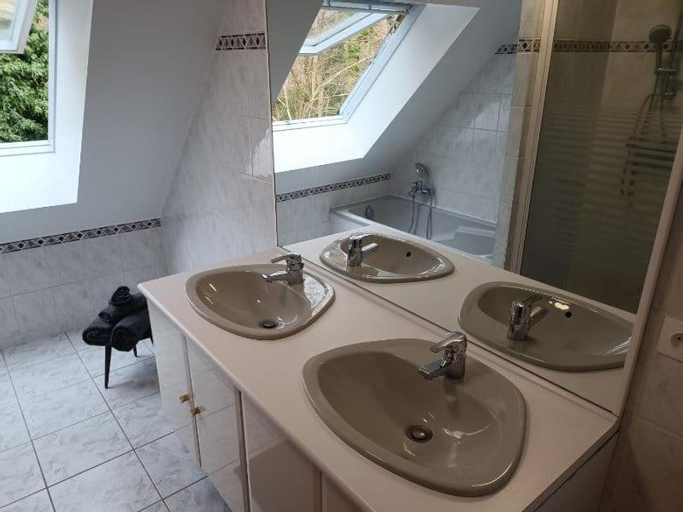 Bedroom 3, La Fontaine Aux Enfants - GR5 - Chambre avec sdb privee, Moselle