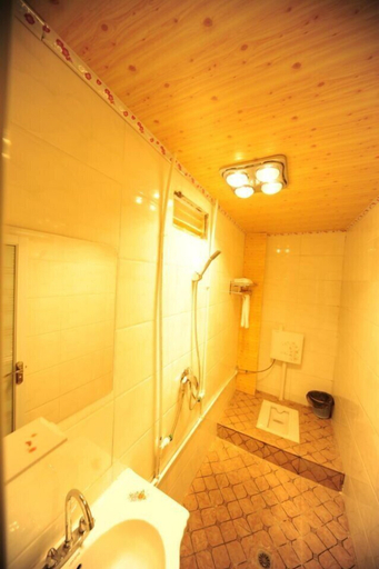 Bathroom, Shuiyunjian Inn, Liangshan Yi