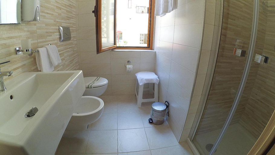 Bathroom 2, Le Bouganville, Foggia
