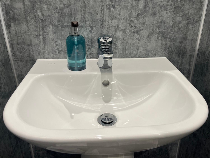 Bathroom 3, The Manor Inn Pub and Steakhouse, Fridaythorpe, Driffield, East Riding of Yorkshire