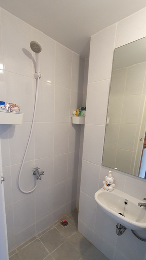 Bathroom 5, Cozy & Clean Tokyo Riverside Apartment at PIK 2, Tangerang