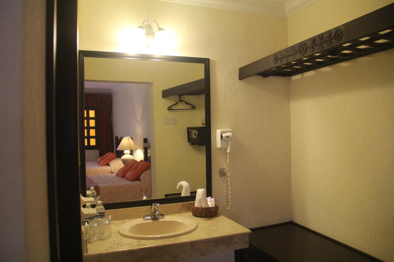 Bathroom 4, Hotel Zaci, Valladolid