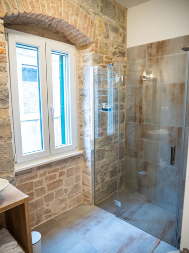 Bathroom 4, Emarkoni, Split