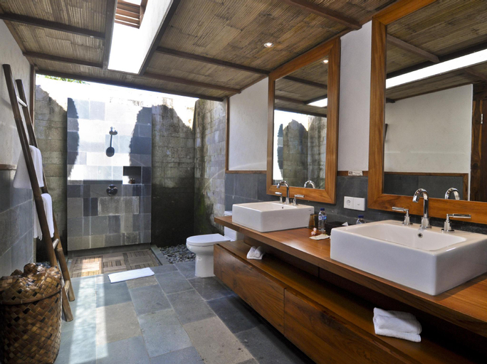 Bathroom 16