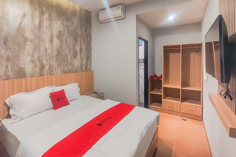 Bedroom 1, RedDoorz Syariah near Gelora Kadrie Oening Samarinda, Samarinda