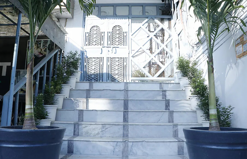 Gallivanto Inn - Rohini, West