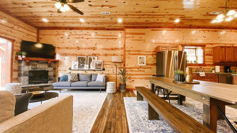 Room 2, Modern Luxury w Pool Theater Hot Tub Ent Room, Sevier