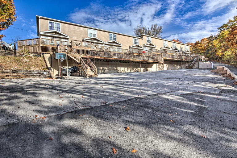 Exterior & Views 1, Cozy Eucha Townhome with Deck and Lake Access!, Delaware