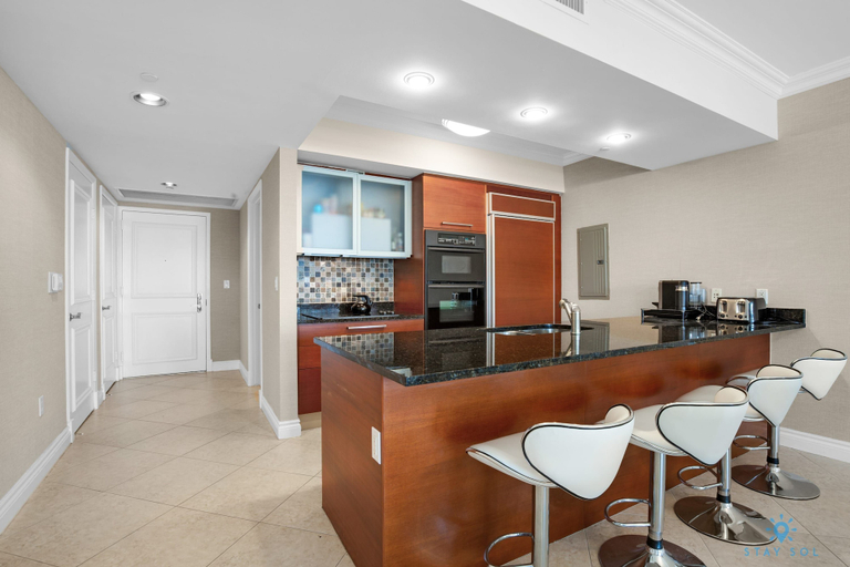 Room 5, Luxury High Resort Beautiful Views Amenities, Broward