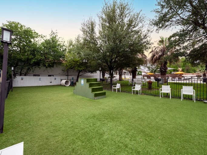 Room 2, Soco 2BR Cozy Suite w Pool King bed Fast Wifi, Travis