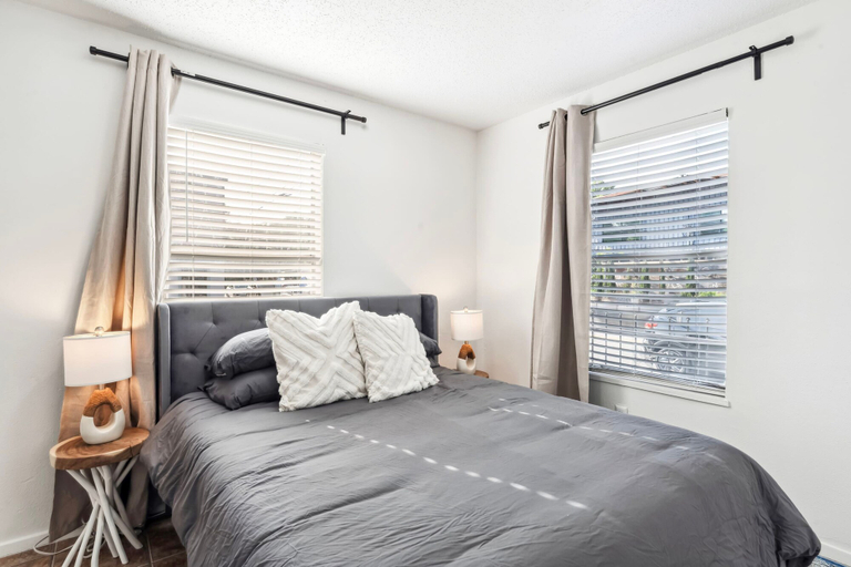 Bedroom, Prime Soco Cozy Studio w Laundrywifi 7 Min to DT, Travis