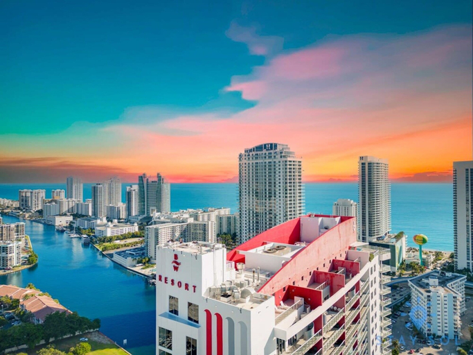 Room 4, Modern Resort w Balcony Near Beach Pool, Broward