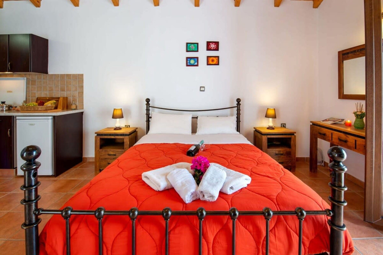 Room 3, Kirki s Cozy Getaway - Paxoi Getaway w Jacuzzi, Ionian Islands