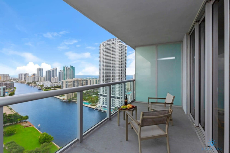 Room 3, Upper Condo Amazing Pool Balcony View, Broward