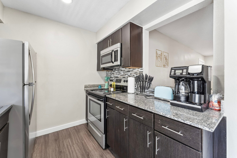 Room 4, Spacious and Fun King Bed 2BR w Pool 5 Min to DT, Travis