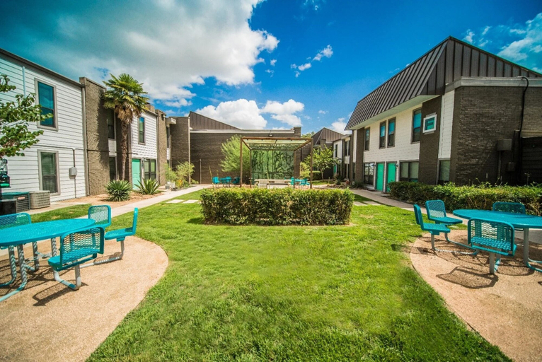 Room 5, Spacious and Fun King Bed 2BR w Pool 5 Min to DT, Travis