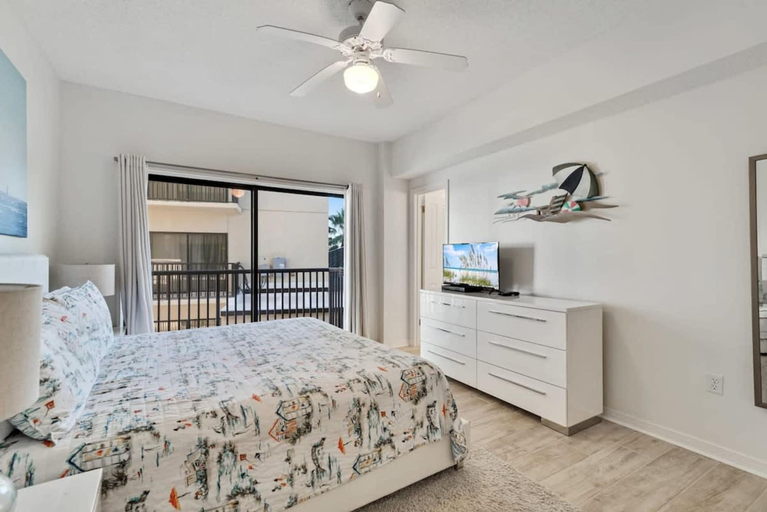 Room 5, Palms 304 3rd Floor 3 BR 3 BA Corner-unit, Baldwin