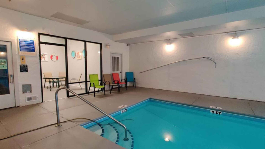 Room 5, Beautiful New Remodel Pool Golf Condo, Sevier
