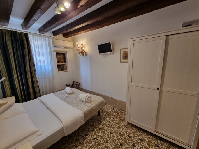 Bedroom 5, Gesuiti Cozy and Central Apartment by Ca-sa Check, Venezia