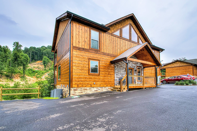 Room 2, Luxury Brand New Cabin 5b 5 5ba w Arcade Theater, Sevier