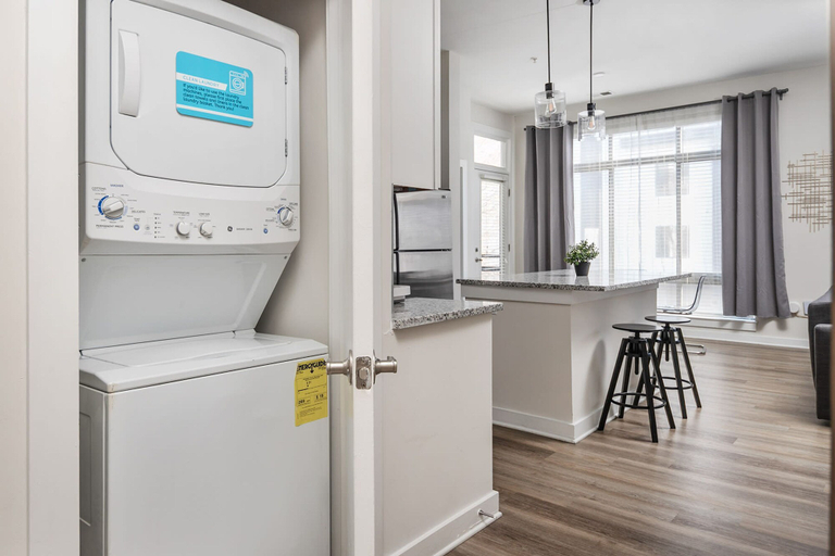 Room 2, Spacious 2BD With Private Balcony and Free Parking, Mecklenburg