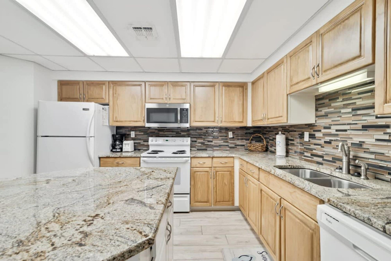 Room 4, Palms 304 3rd Floor 3 BR 3 BA Corner-unit, Baldwin