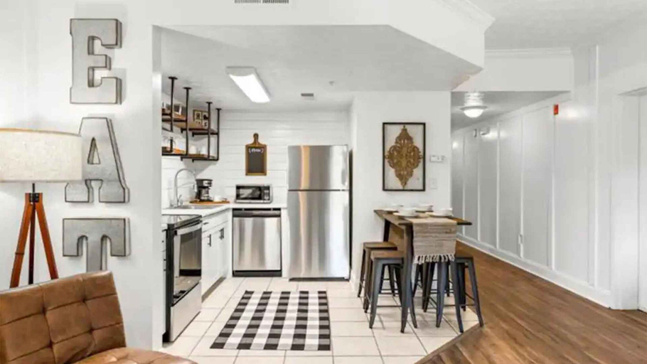 Room 3, Beautiful New Remodel Pool Golf Condo, Sevier