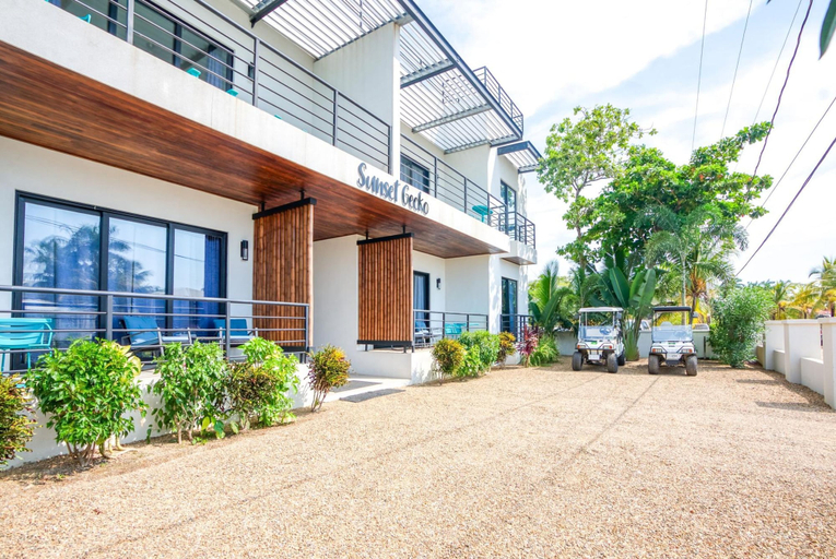 Room 4, Oceanfront Sunset Gecko Condo - Ground Floor 1A