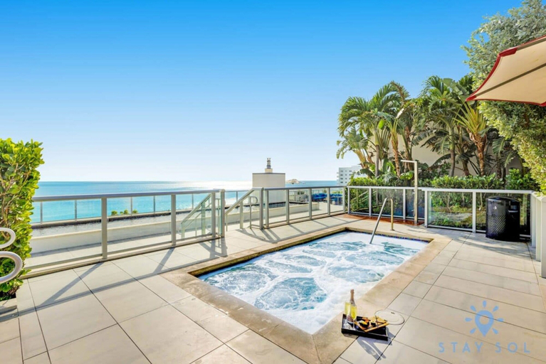 Room 5, Ocean View Balcony Rooftop Pool Hollywood Beach, Broward