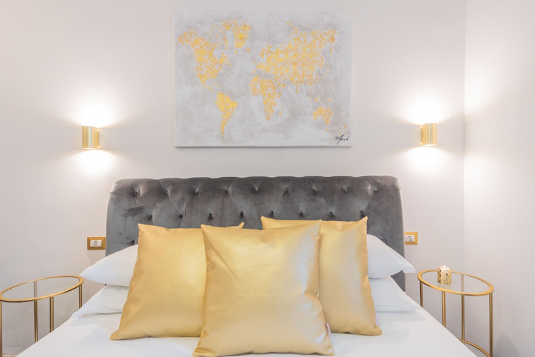 Room 5, Como Dreams Apartments, Como