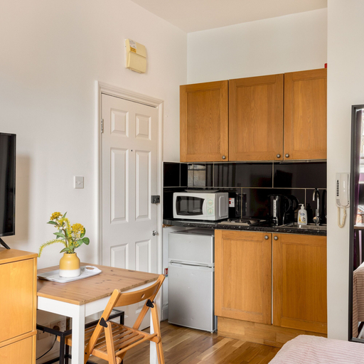 Room 3, Cosy Studio in Earls Court Flat 10, London