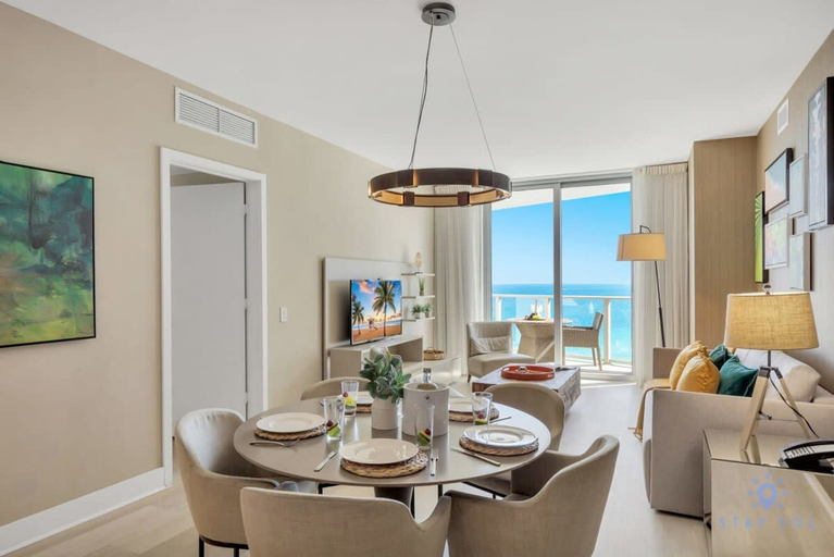 Room 5, Ocean View Balcony Beachfront Resort Pools Gym, Broward