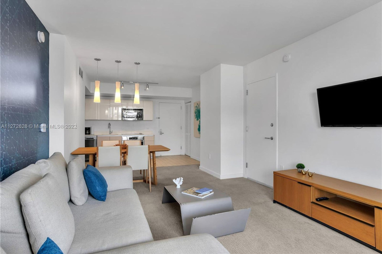 Room 2, Beautiful 2BR Balcony Pool Near Beach Fun, Broward
